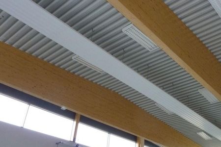 Beheizung der Halle und Mensa über Deckenstrahlplatten