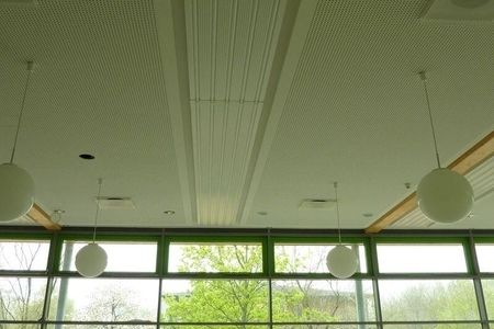 Beheizung der Halle und Mensa über Deckenstrahlplatten